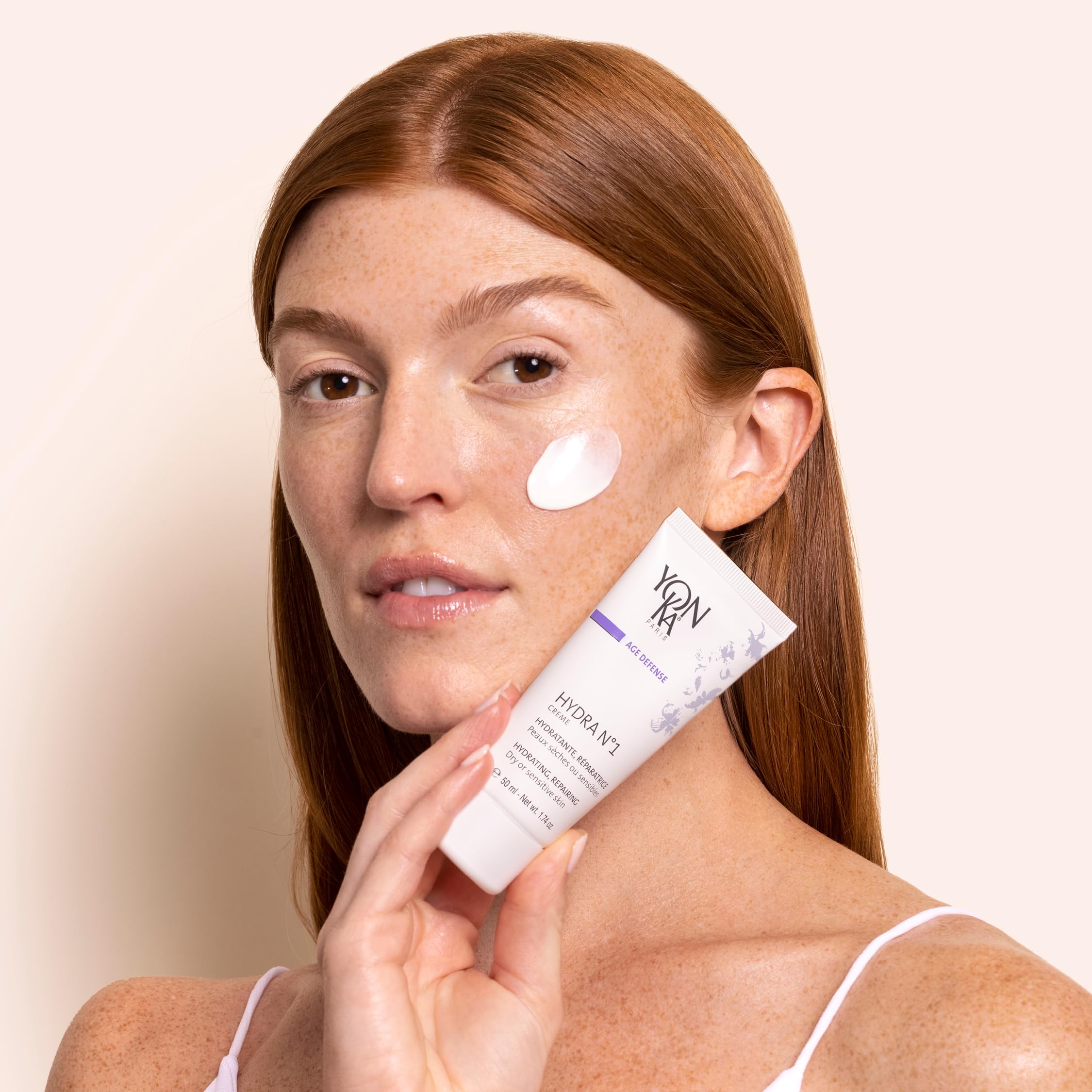 Application matin et soir avec Yon-Ka Hydra N°1 Crème sur le visage.