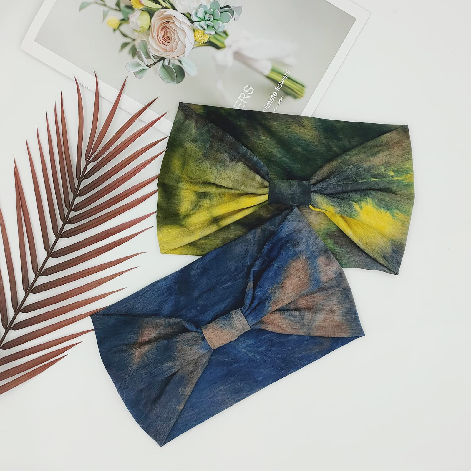 Bandeau Yonuf boho bleu tie-dye en position sportive pour yoga et entraînements.