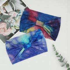 Bandeau Yonuf boho bleu tie-dye porté sur le dessus, look bohème moderne.