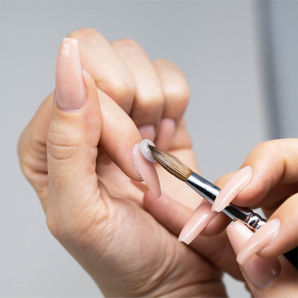 Pinceau manucure Young Nails; précision et finition professionnelles.