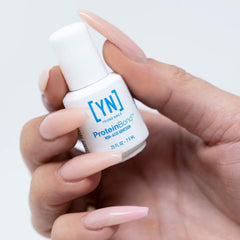 Young Nails Protein Bond prépare la surface de l’ongle naturel.