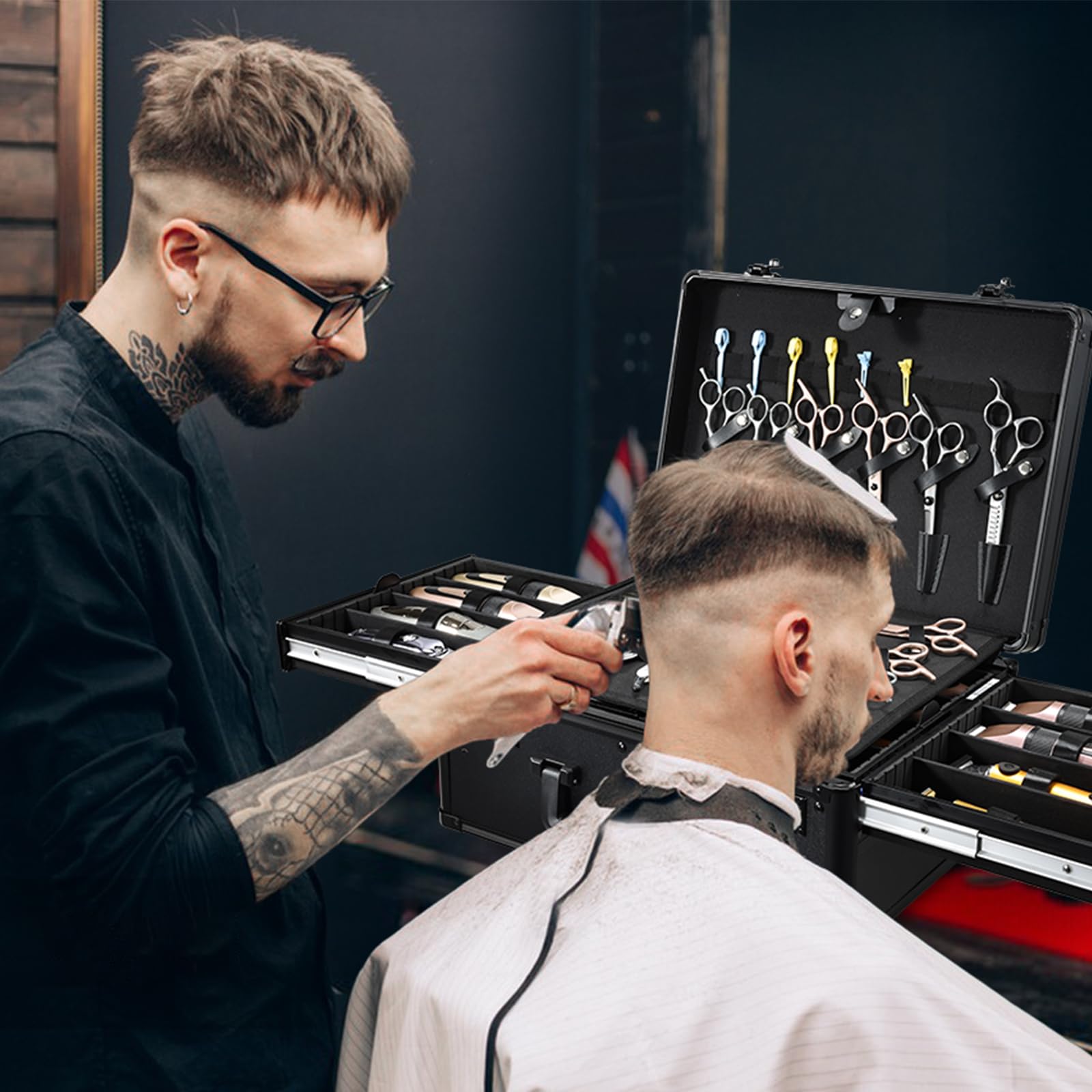 Mallette Yueieoun barbier, grand compartiment inférieur pour tout le matériel.