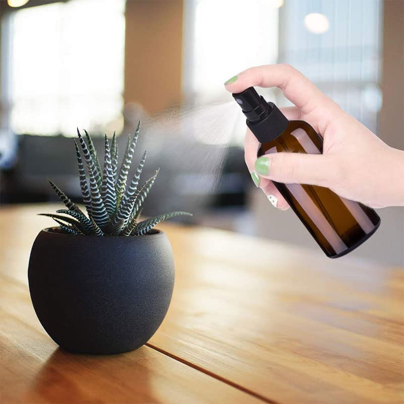 Bouteilles réutilisables et résistantes, idéales pour soins capillaires et sprays d’intérieur.