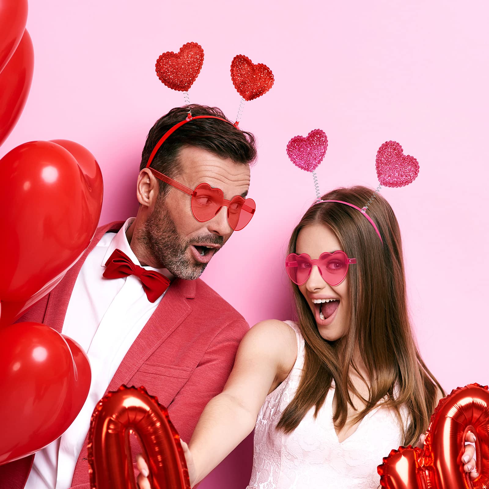 Scène festive Saint-Valentin avec accessoires Yunsailing et couleurs vives.