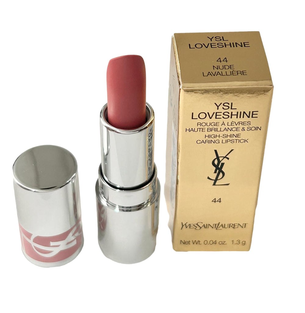 Texture crémeuse de Loveshine Nude Lavallière pour un fini satiné naturel.
