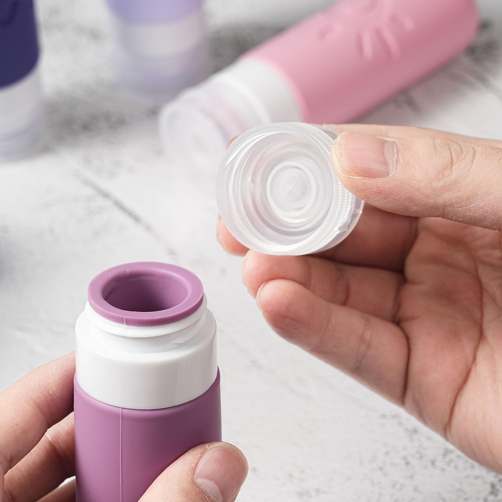 Trousse transparente incluse pour ranger rapidement vos produits en voyage.