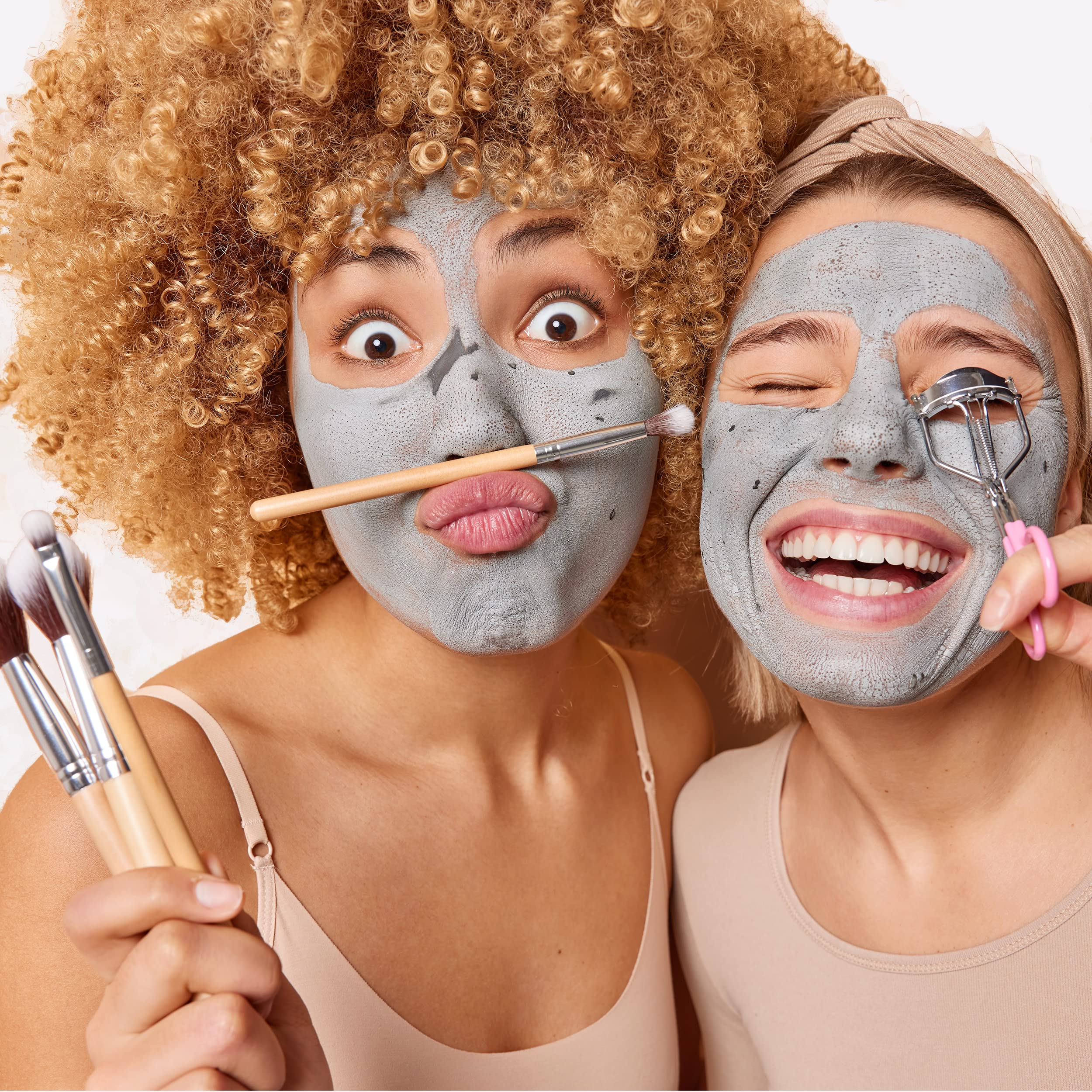 Mineral-rich Ghassoul clay with silica supports skin vitality.