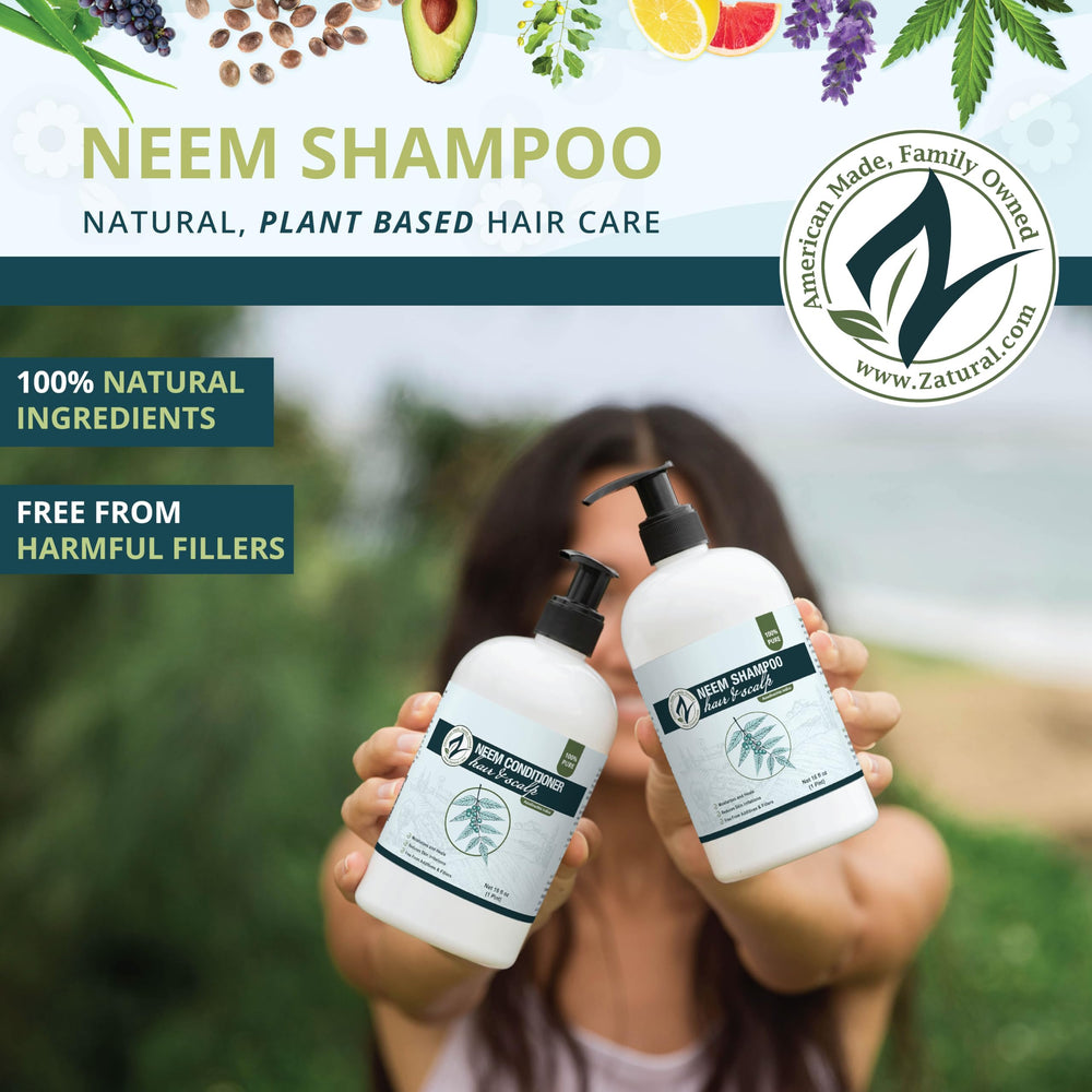 Mousse cremeuse du Shampoing Neem Zatural lavant en douceur les cheveux.