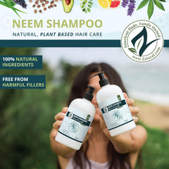 Mousse cremeuse du Shampoing Neem Zatural lavant en douceur les cheveux.