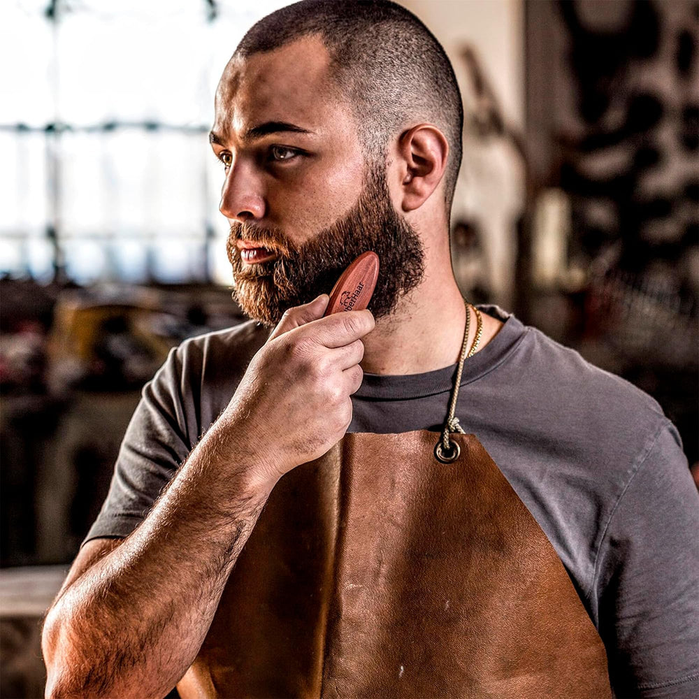 Utilisation en voyage avec la brosse ZilberHaar pour barbe et moustache.