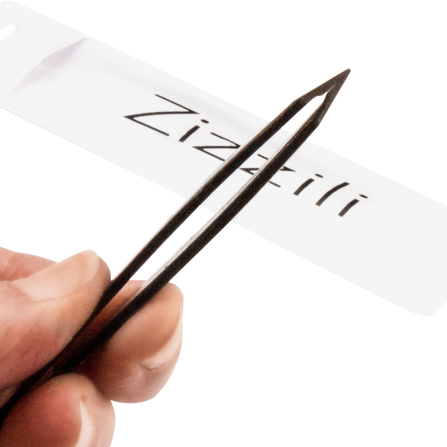 Gros plan sur la pointe inclinée des pinces Zizzili Basics pour poils fins.