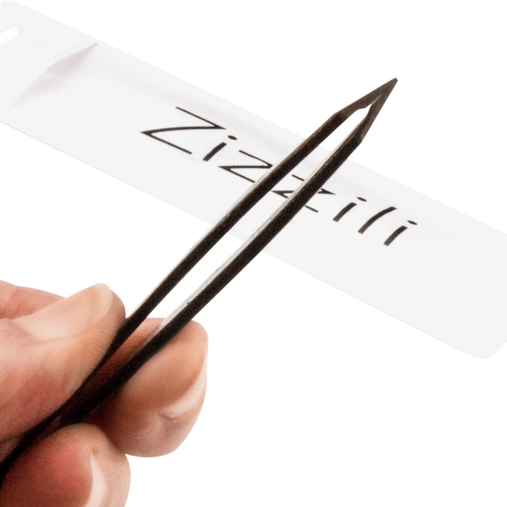 Gros plan sur la pointe inclinée des pinces Zizzili Basics pour poils fins.