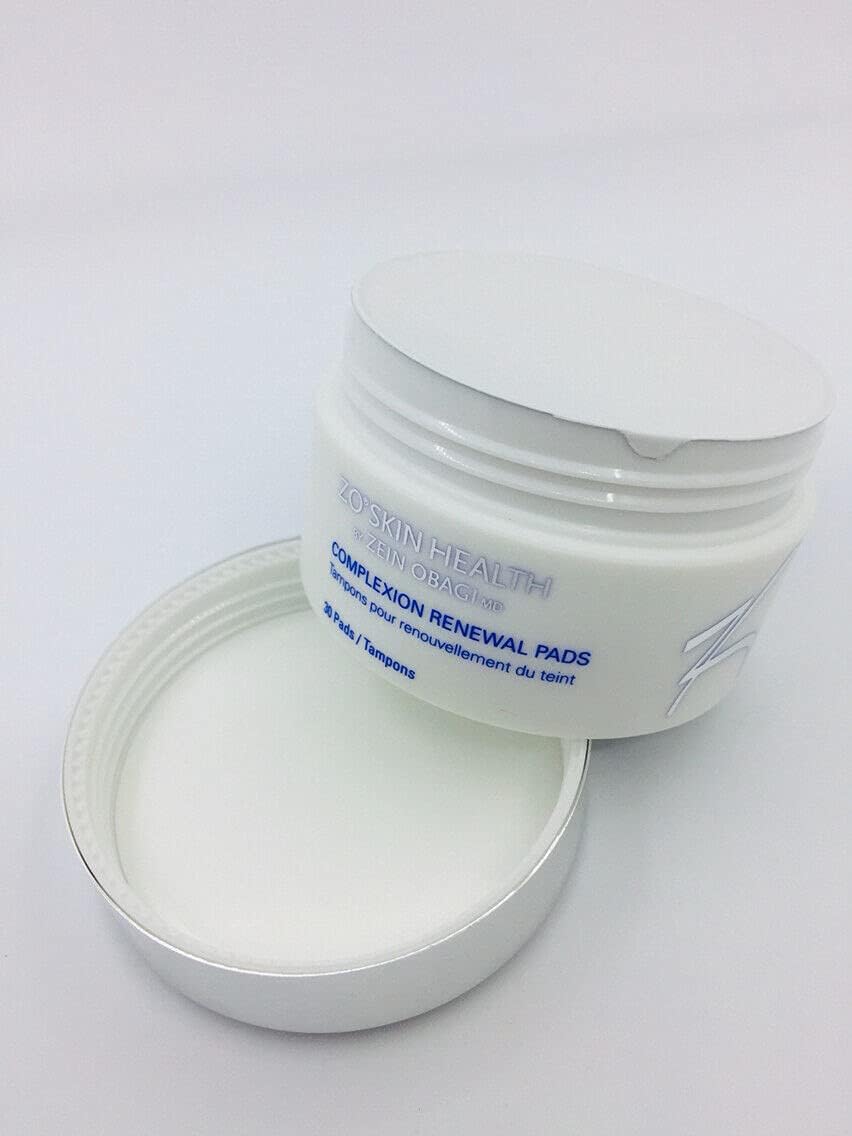 Application des tampons ZO SKIN HEALTH Complexion Renewal Pads sur le visage