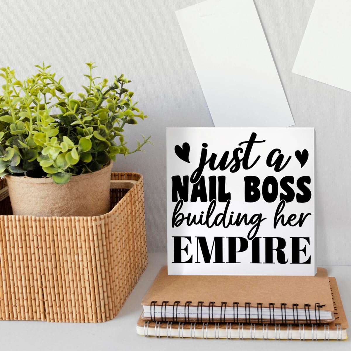 Signe décoratif ZODGMED pour espace de travail, ambiance professionnelle