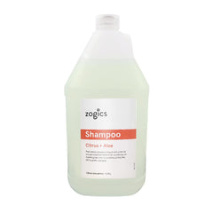 Zogics Shampoing Citrus + Aloe, scène en salle de sport, usage facile et économique.