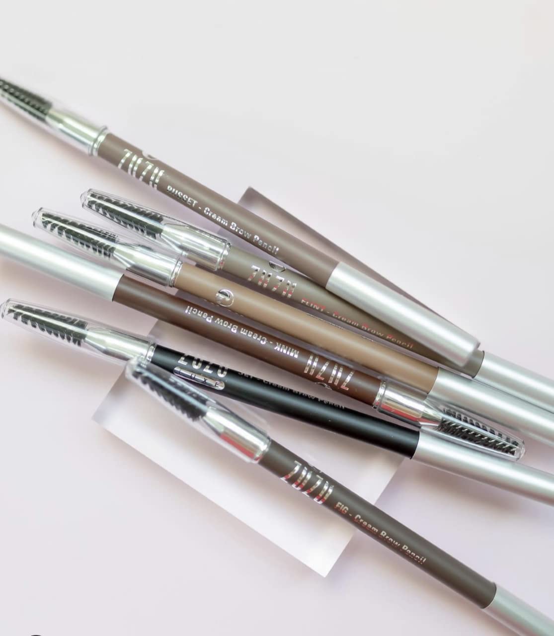 Zuzu Luxe Crème Sourcils Brun Nuancier Teinte: aperçu discret de la teinte sur peau.