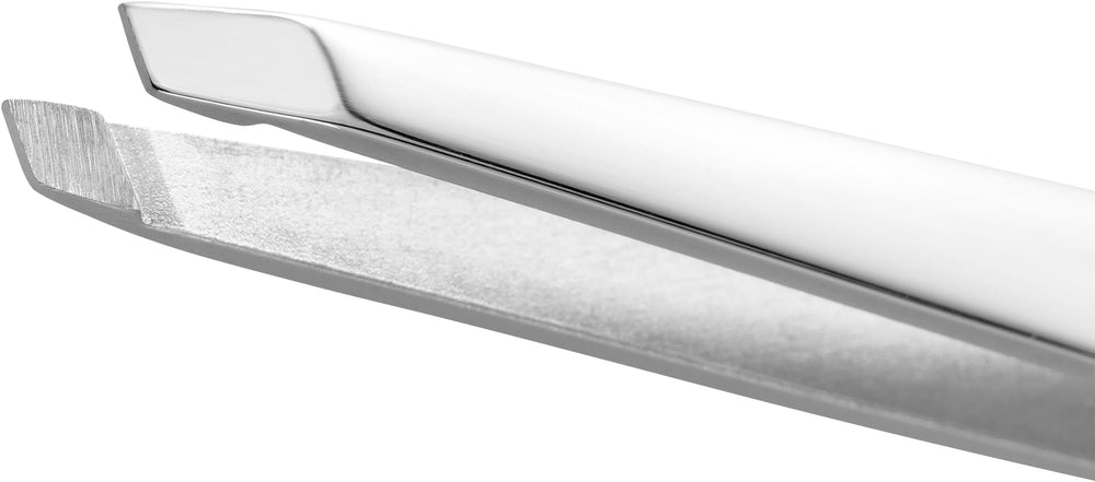 Pince à épiler ZWILLING, design ergonomique, prise en main confortable.